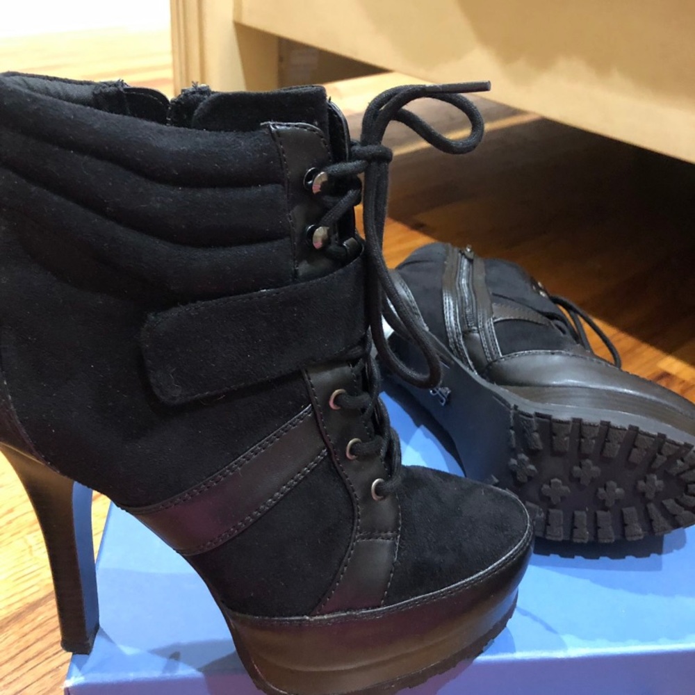 Jennifer Lopez platform heel